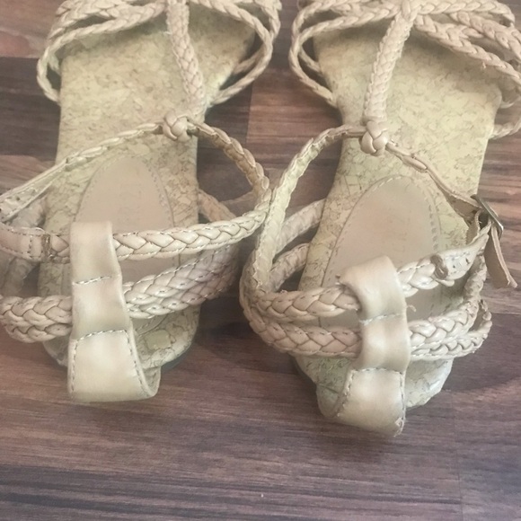 𝅺FOREVER 21 Women’s Size 7.5 Tan Flat Strappy Sandals - Picture 3 of 4